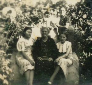Mia nonna paterna, Maria Cuccaro, con la zia Giovanna sorella di mia madre (in alto), la zia Fina, sua figlia, e mia madre 'Nzina. 
